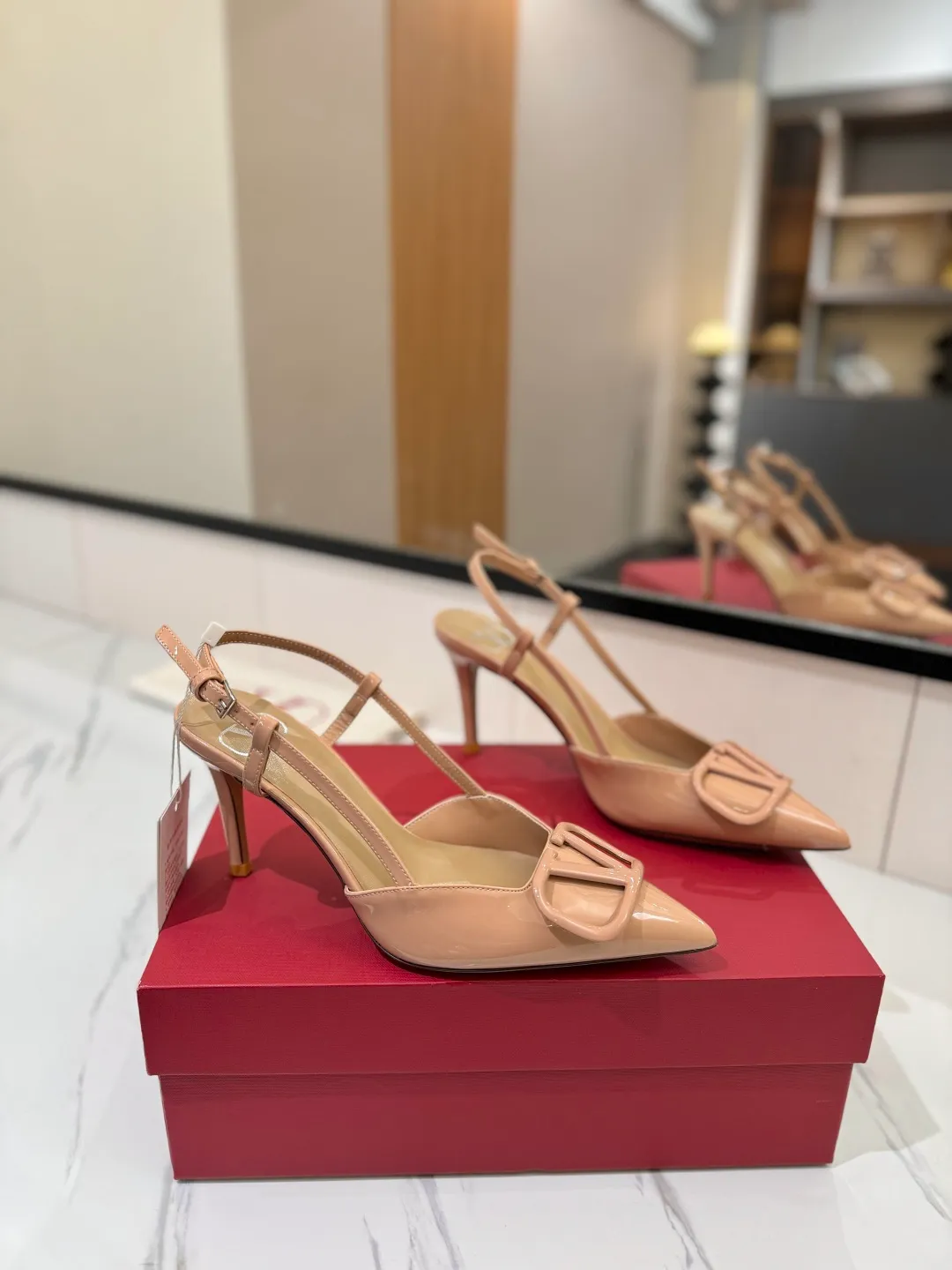 💕💕Factory direct selling price p520💕💕 Valentino launches a new series of sandals, sandals with pointed toe V-buckle sandals. The upper part of the foot is very pedicure-like. The key point is that it is very good and easy to control. It does not grind or tire your feet. It is a walking artifact! Metal VLOGO diamond buckle elements, full of high-end sense! It became sweet instantly.  The avant-garde VLOGO SIGNATURE shoe series interprets VALENTINO GARAVANI's candid attitude. Valentino Garavani V logo back hollow sandals with VLogo Signature decoration, platinum tone VLogo Signature decoration! Upper: imported patent leather Lining: imported goatskin Outsole: Italian leather outsole Heel height: 8cm Size: 35-39 (34-40-41-42 customized size)